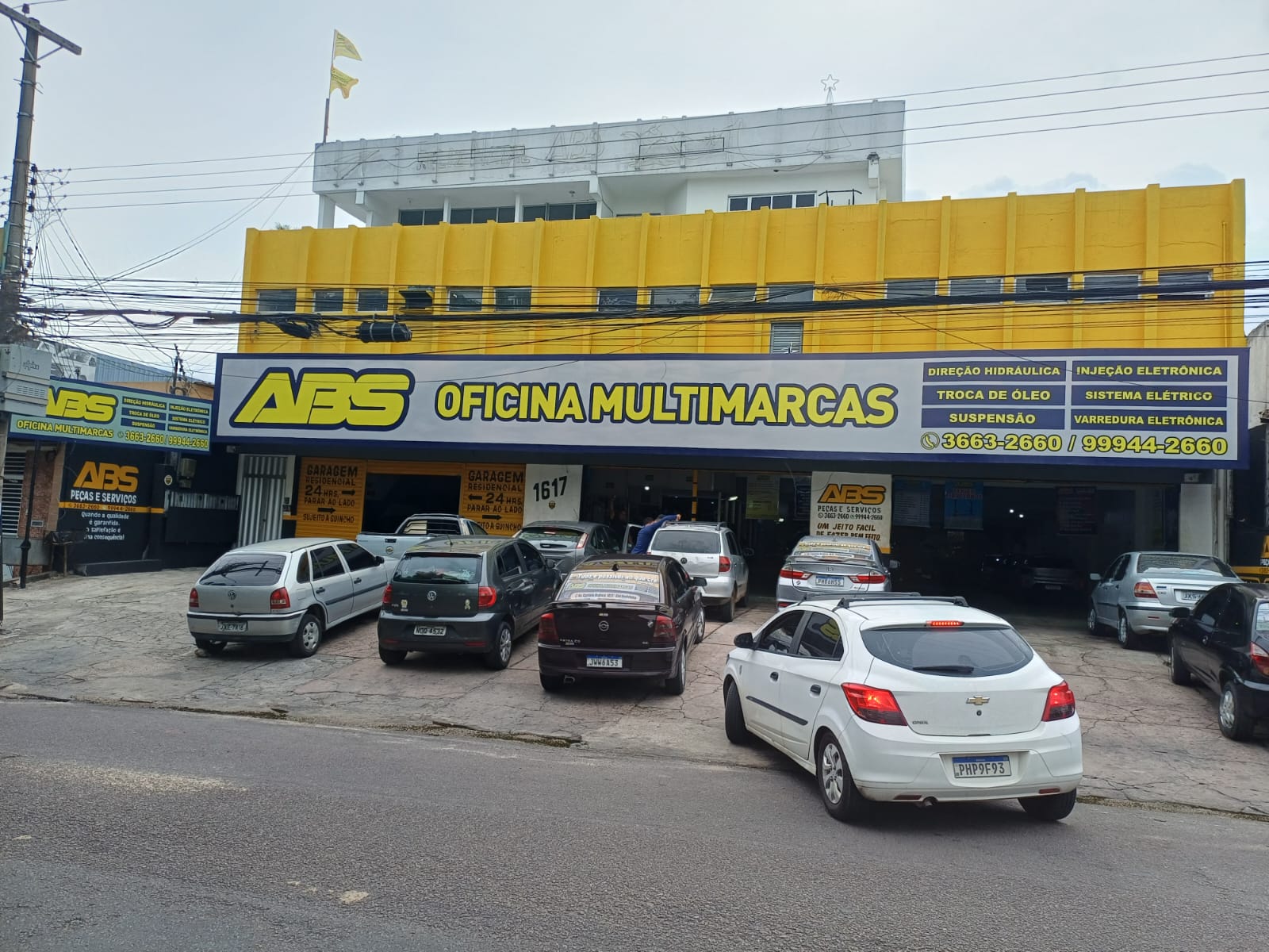 Equipe de técnicos especializados trabalhando na oficina ABS
